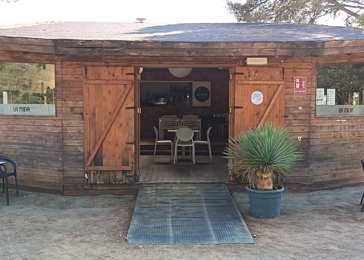 Fachada de madera de La Mina en Castellnovo