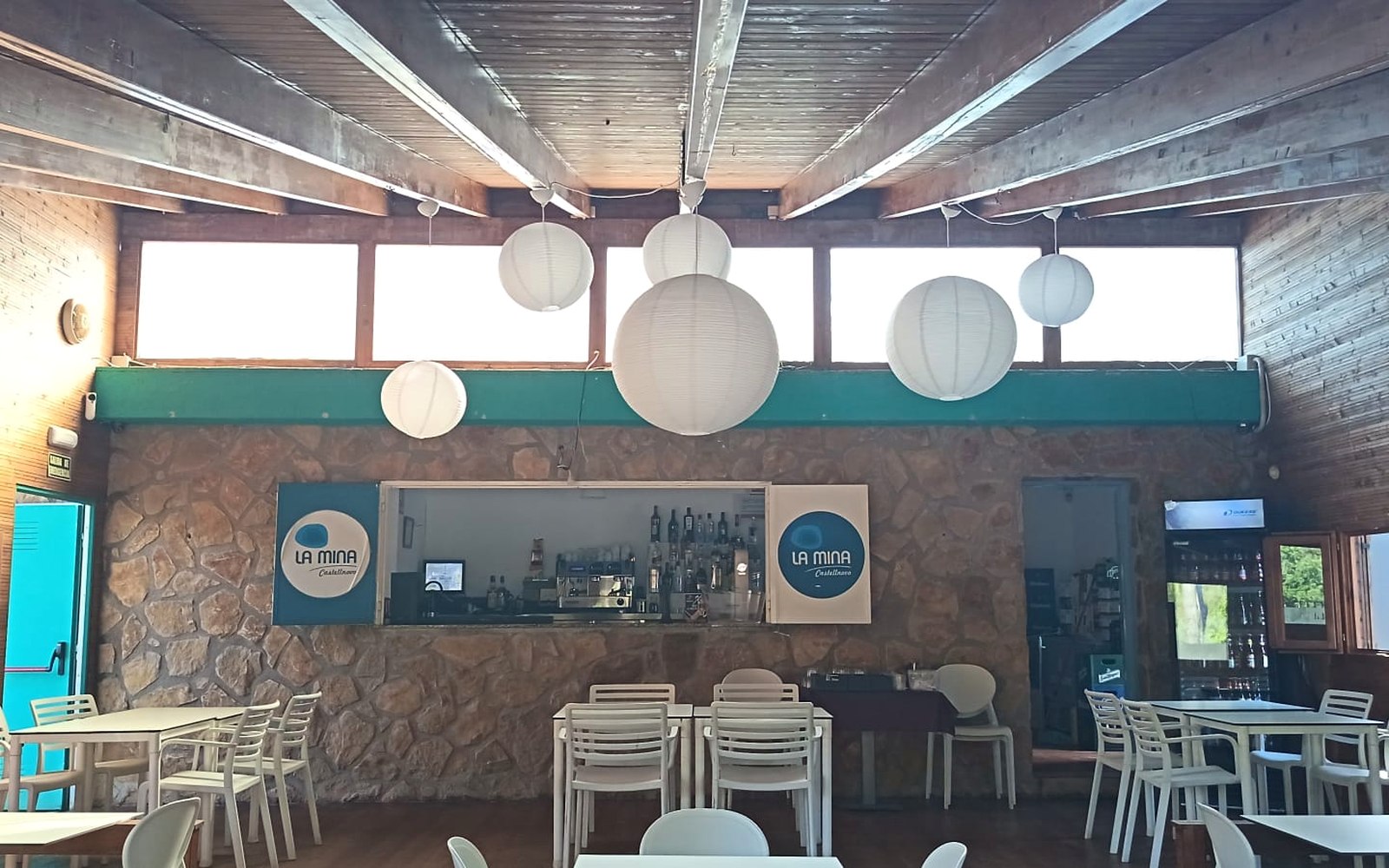 Interior de La Mina con la barra y mesas