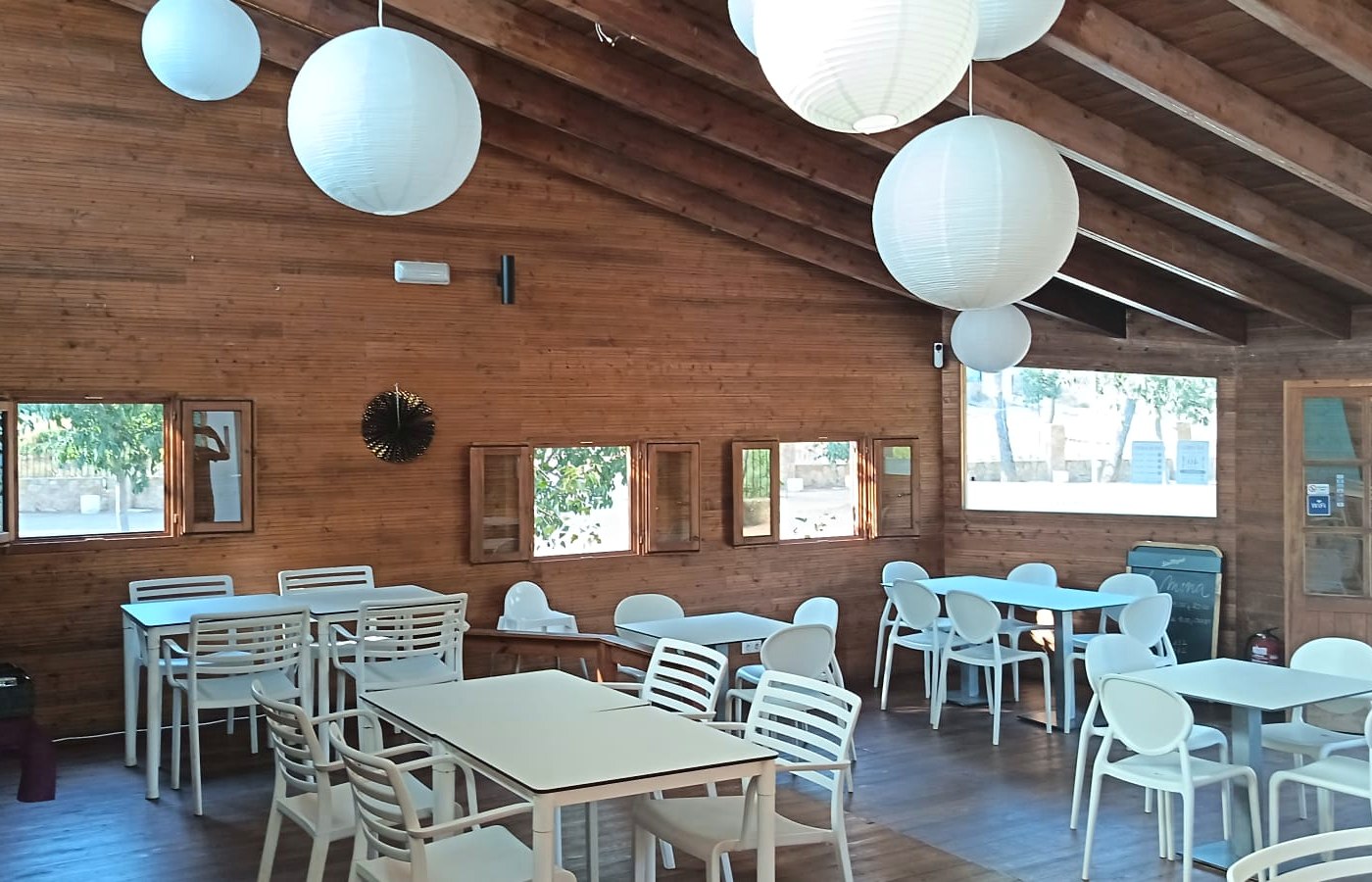Sala interior de madera con mesas