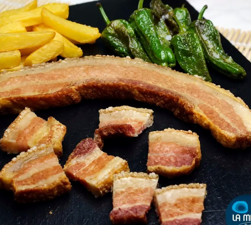 Torreznos con patatas y pimientos